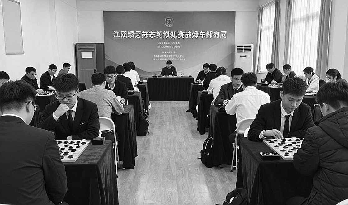 Gukesh và bàn số 4: khi nhà vô địch thế giới tự nguyện ngồi xuống