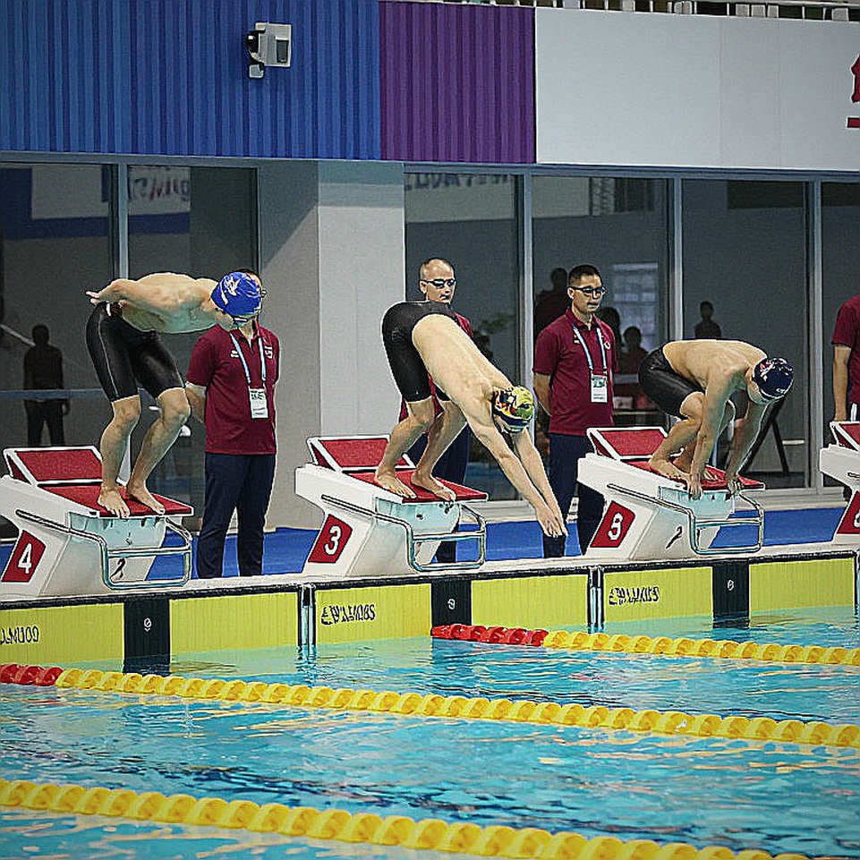 Người thầy đứng giữa hai bờ hồ: đọc bản mô tả công việc của Tuna Swim Club