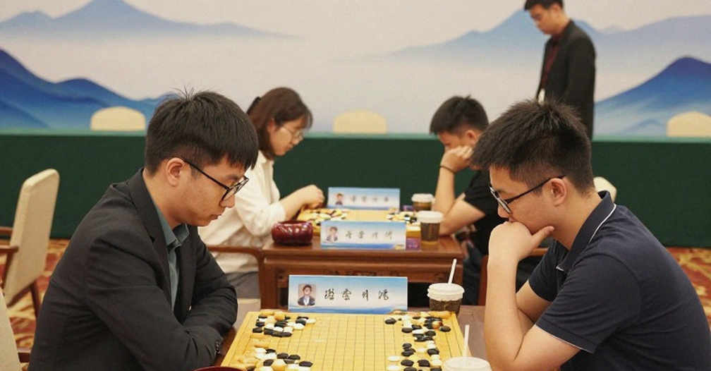 Sân vận động trống và những ván cờ không có khán giả: Khi một dòng cập nhật lý thuyết Najdorf trở thành ký ức công cộng