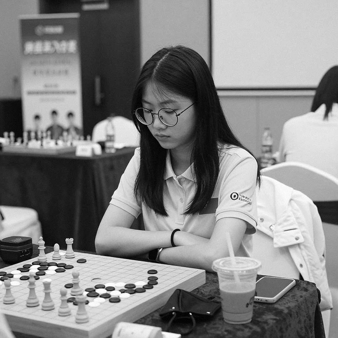 Bàn cờ trống: kỷ luật ba nguồn và cái bẫy im lặng của dữ liệu cờ vua