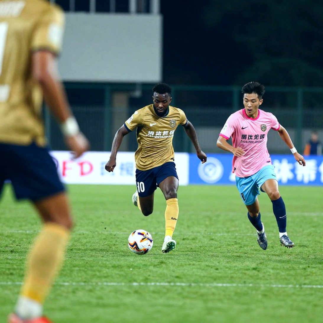 Andros Townsend and the pitch roller in Pattani: the risk equation of a 35-year-old in Thai League 1 Andros Townsend and the pitch roller in Pattani: the risk equation of a 35-year-old in Thai League 1