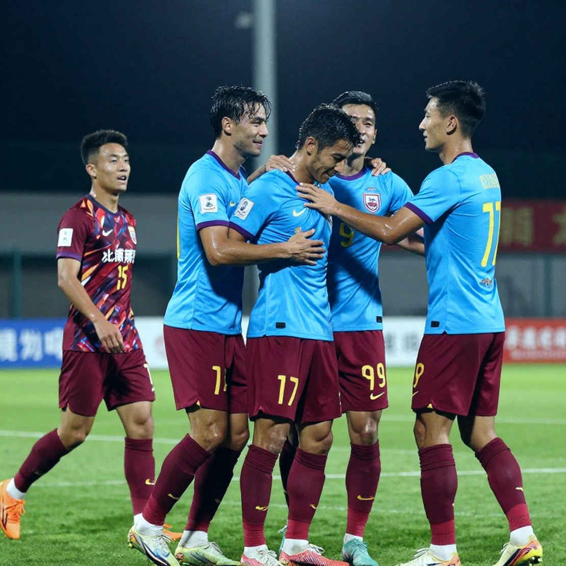 Xuân Son rời sân phút 60: Khi đội tuyển mất tiền đạo, Nam Định giữ lại tài sản
